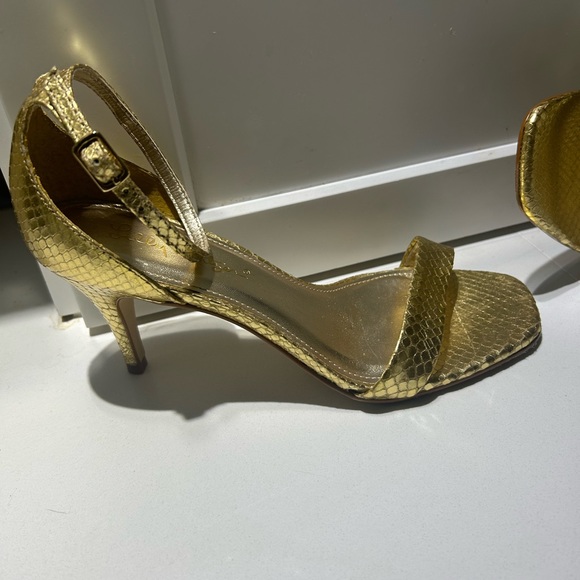 LILLY PULITZER GOLD SANDALS SIZE 7 - Picture 3 of 4